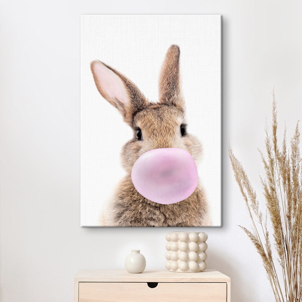 Lapin au chewing-gum dans un intérieur