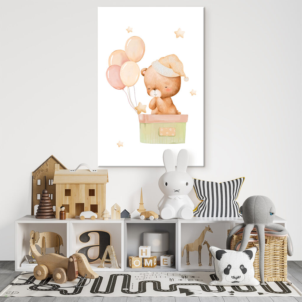 Ourson aux ballons dans un intérieur