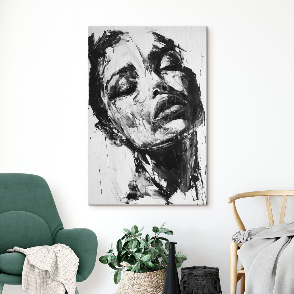 Visage à l’encre dans un intérieur