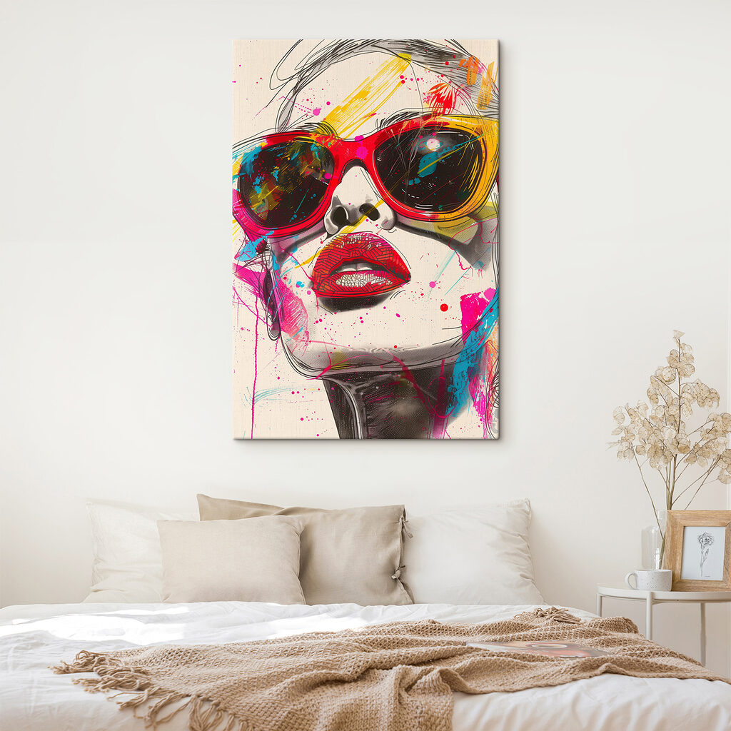 Lunettes rouges, lèvres vives dans un intérieur