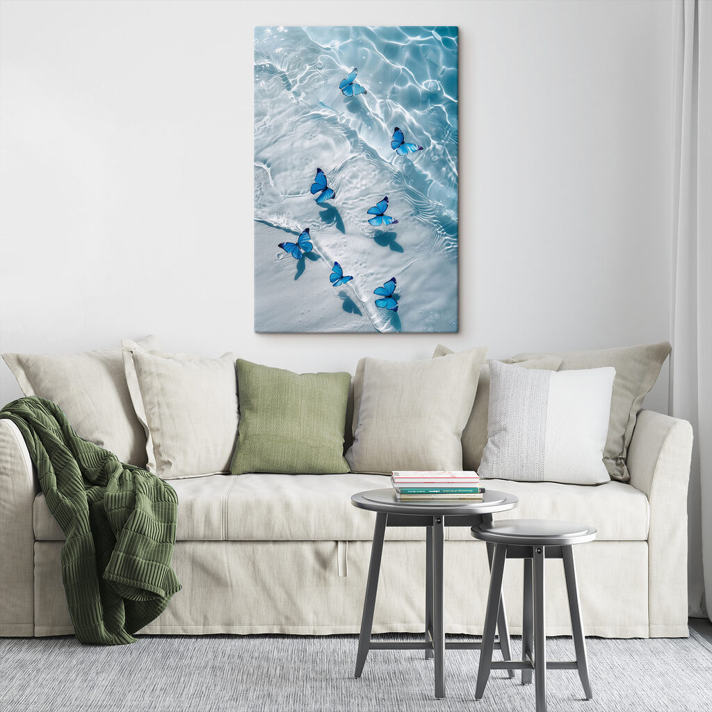 Papillons bleus sur l’eau dans un intérieur