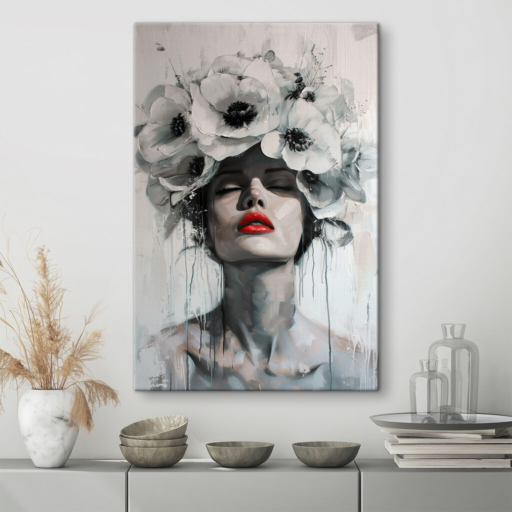 Lèvres rouges, fleurs blanches dans un intérieur