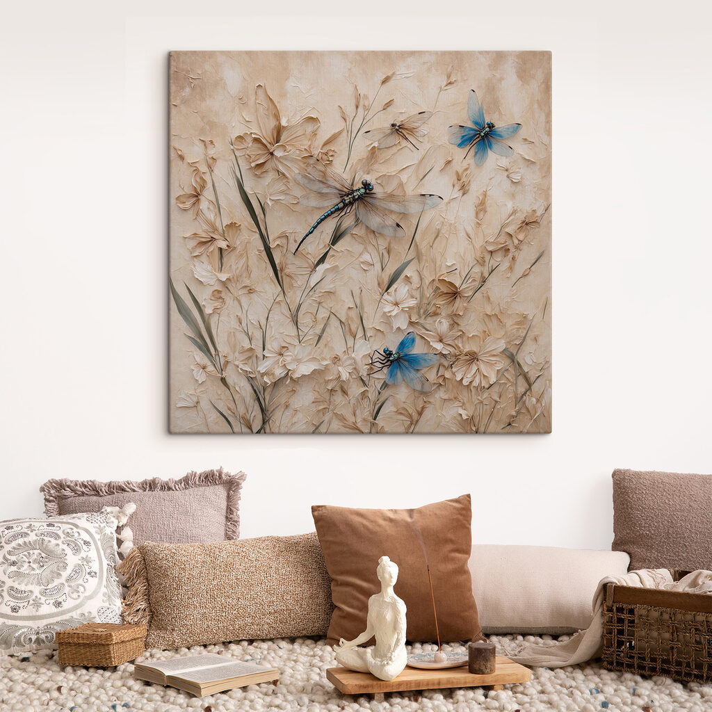 Libellules et fleurs beiges dans un intérieur
