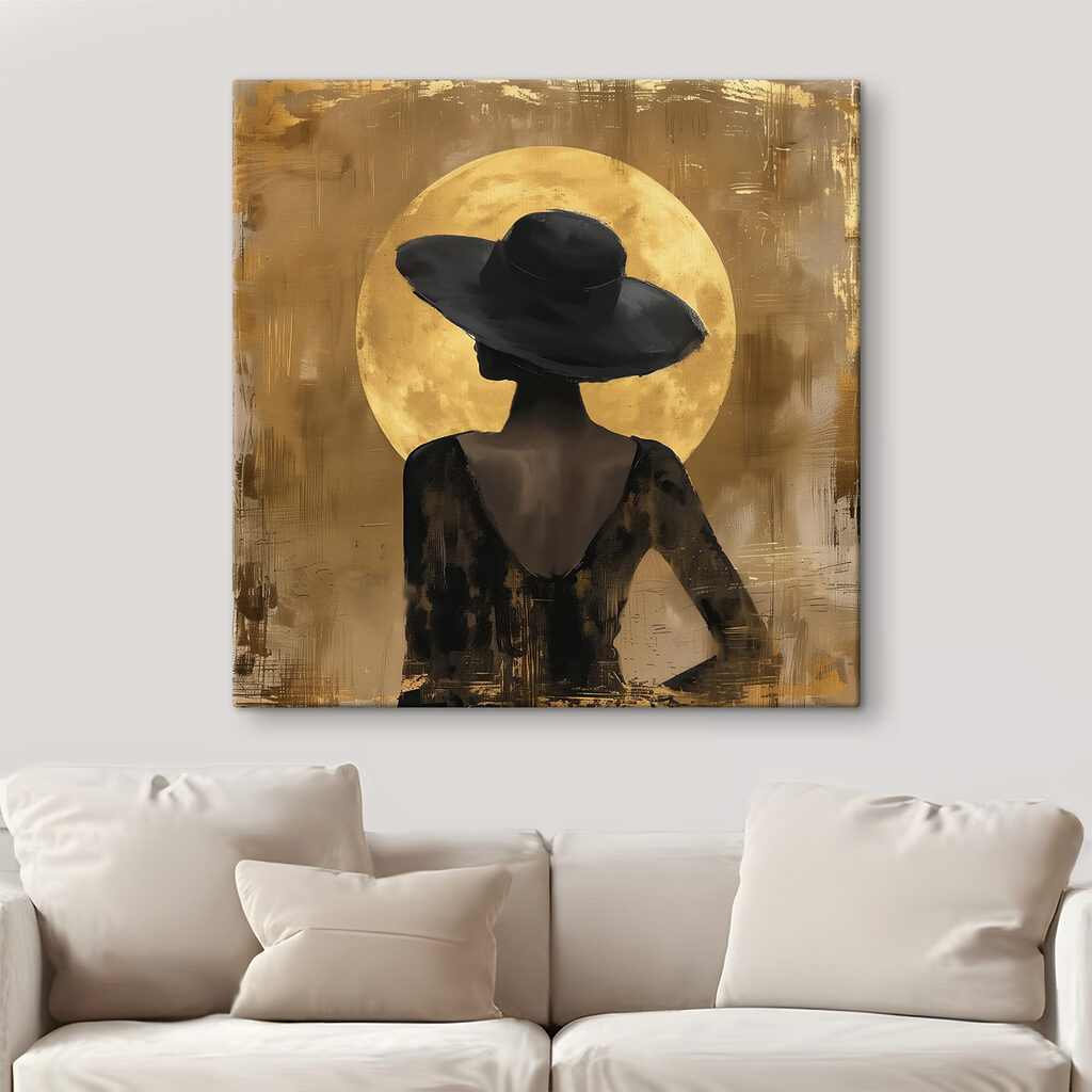 Chapeau et tons dorés dans un intérieur