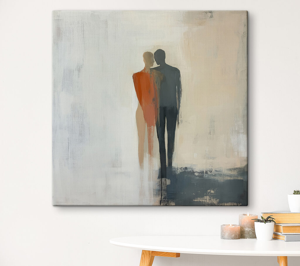 Deux silhouettes sur gris dans un intérieur