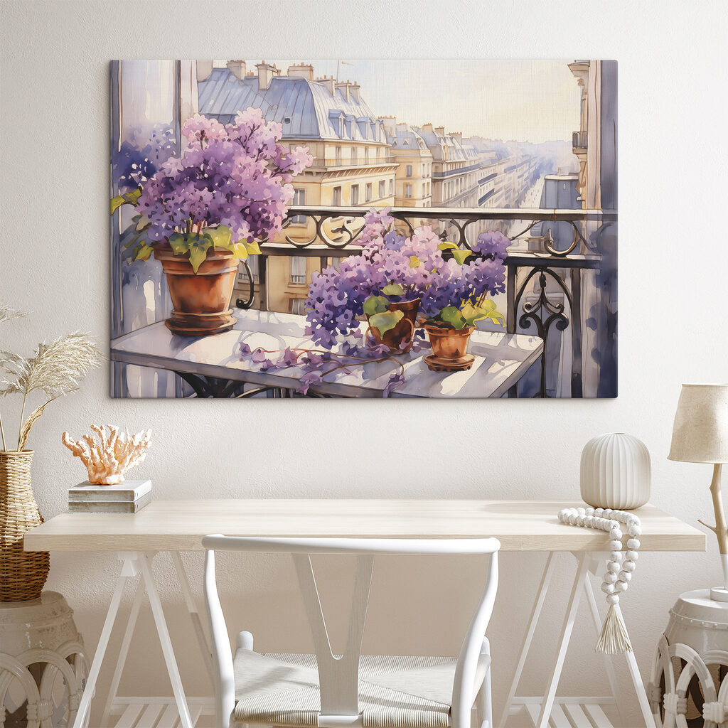 Fleurs lilas au balcon dans un intérieur