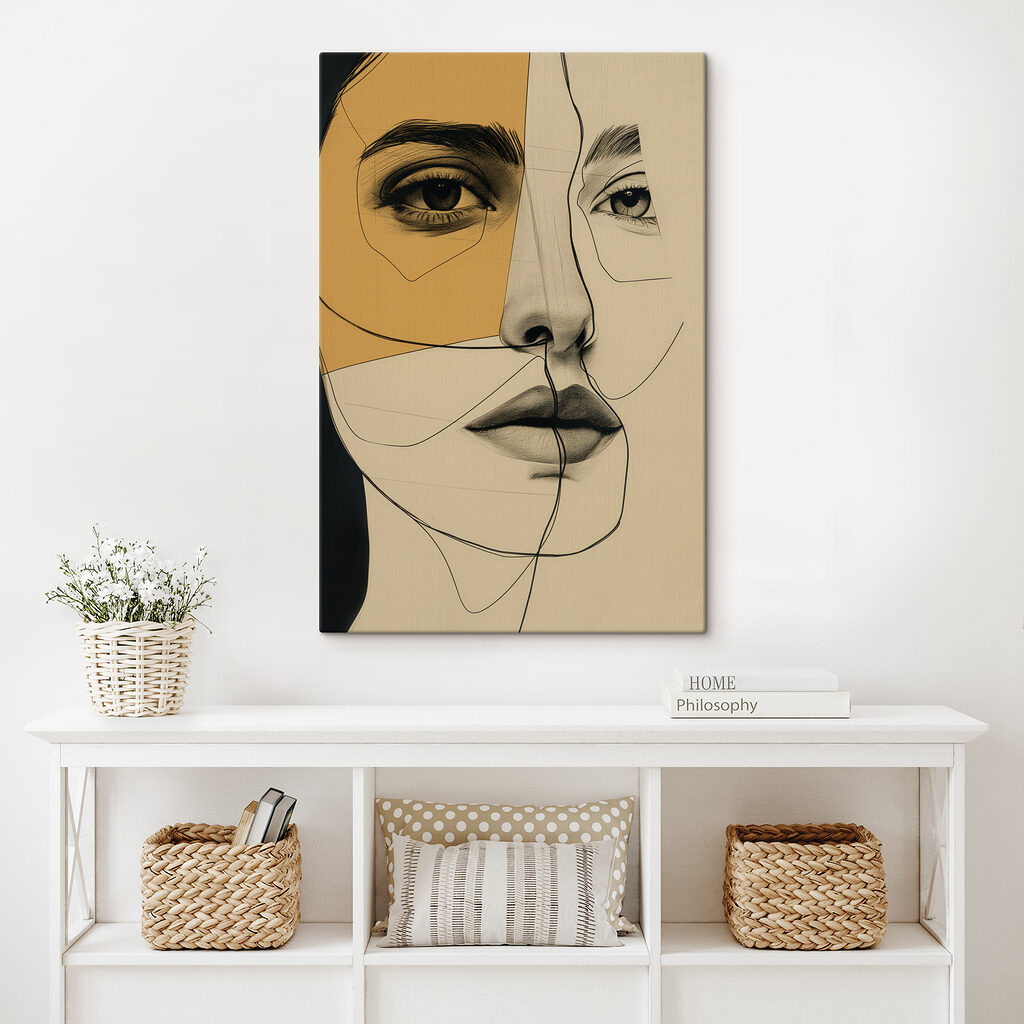 Visage aux aplats ocre dans un intérieur