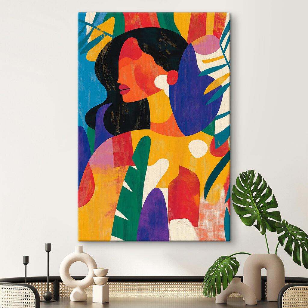Femme aux couleurs ensoleillées dans un intérieur