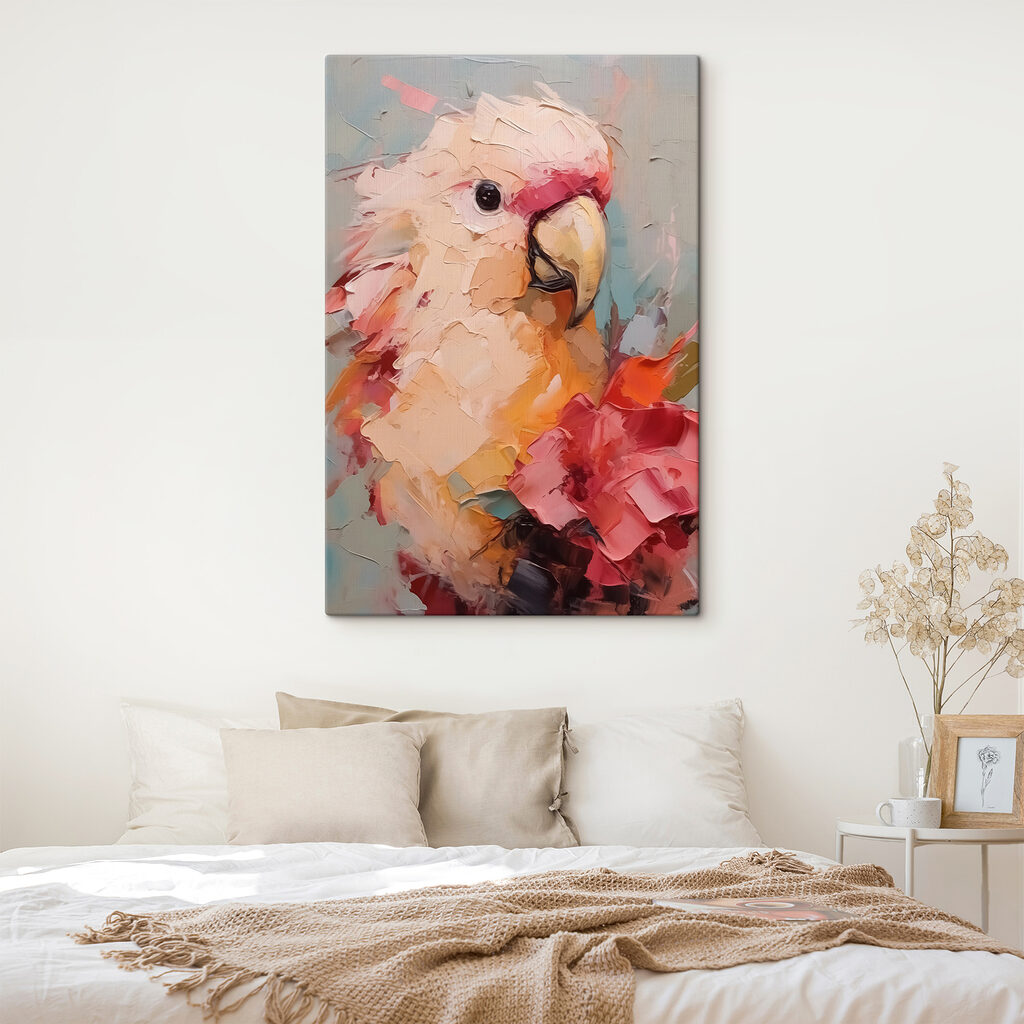 Cacatoès en touches corail dans un intérieur