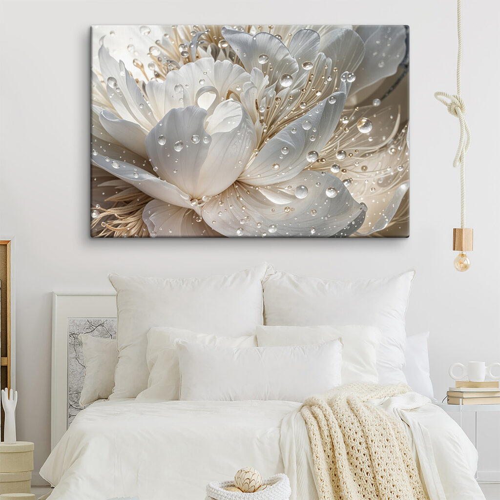 Fleur blanche perlée dans un intérieur