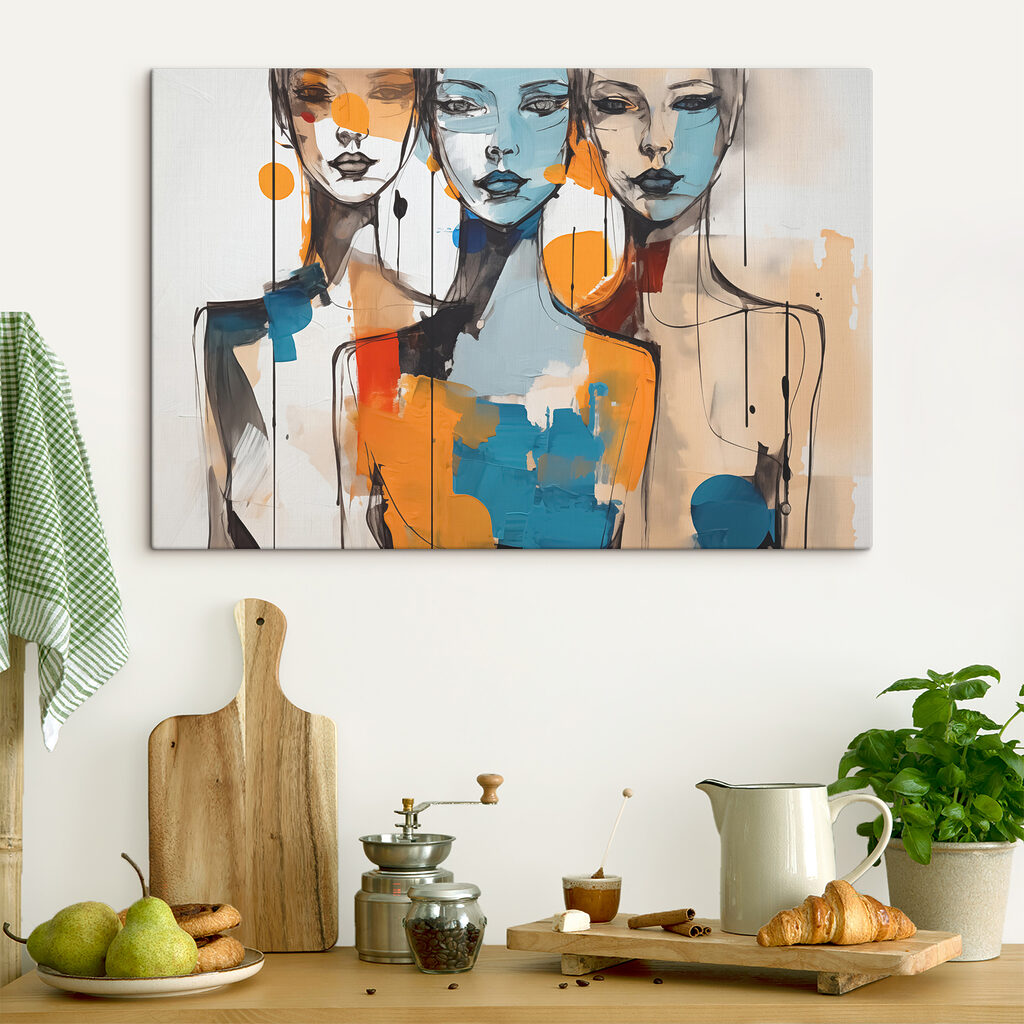 Trois visages en couleurs dans un intérieur