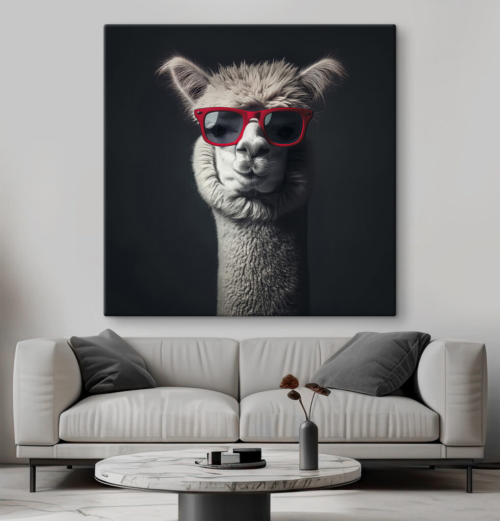Lama aux lunettes rouges dans un intérieur