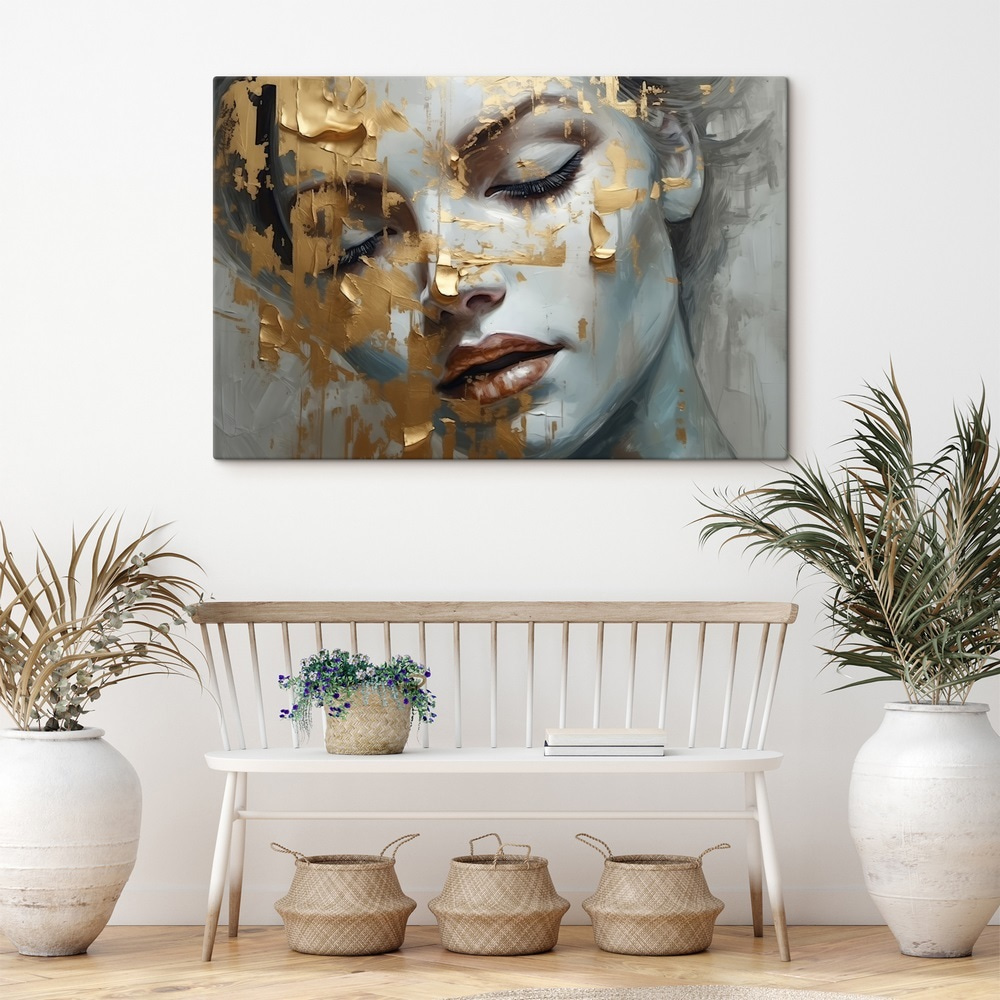 Visage aux éclats d’or dans un intérieur