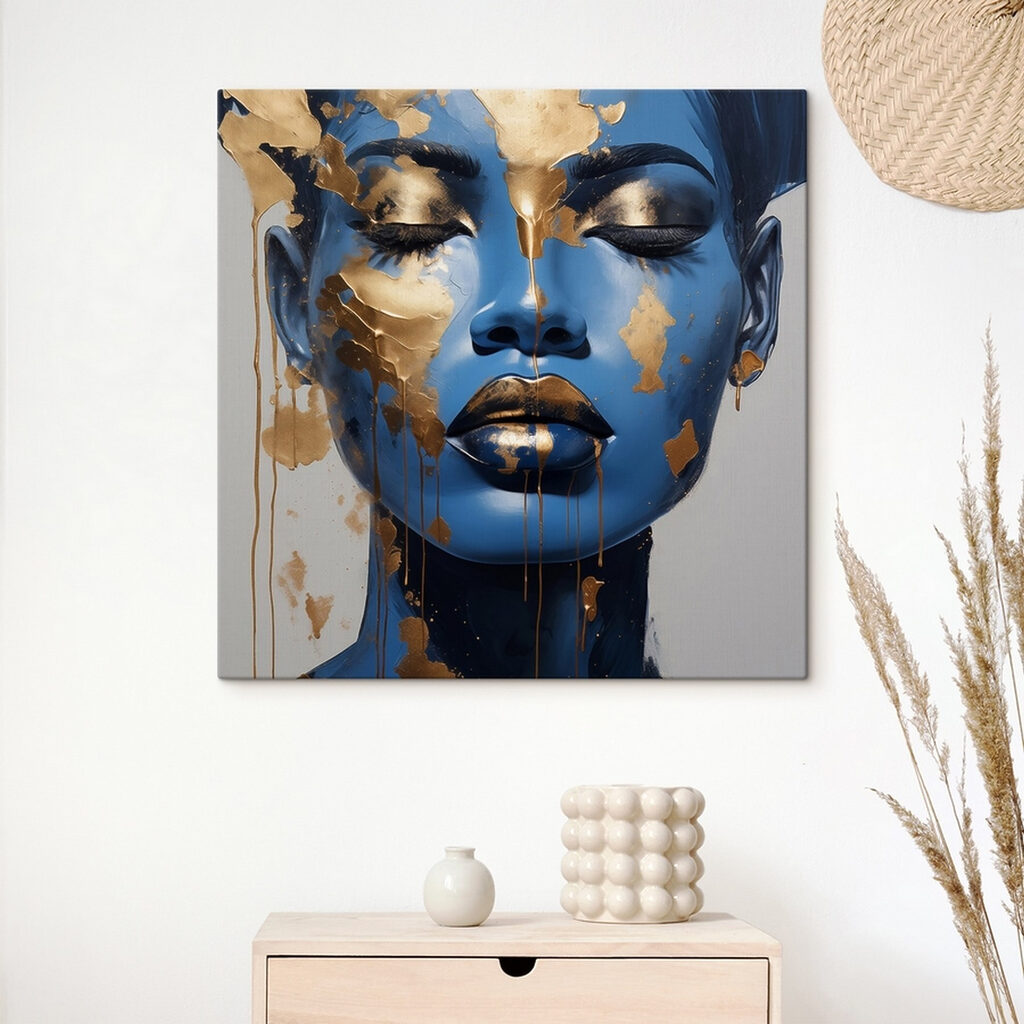 Portrait bleu, éclats d’or dans un intérieur
