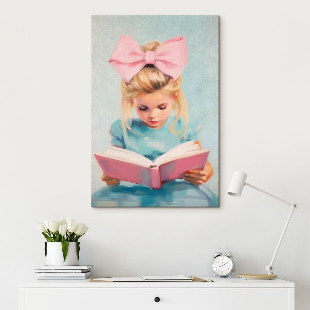 Petite lectrice dans un intérieur
