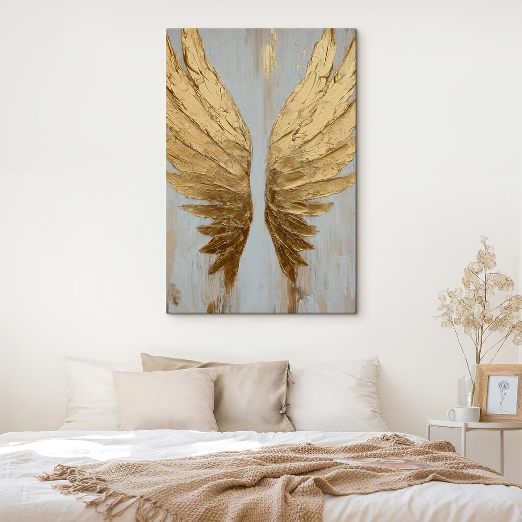 Ailes dorées déployées dans un intérieur