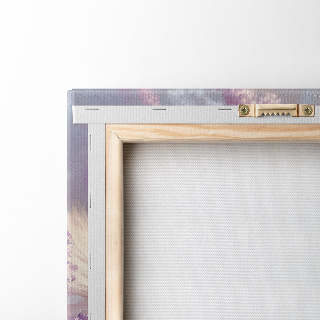 Chaton endormi, fleurs mauves — dos