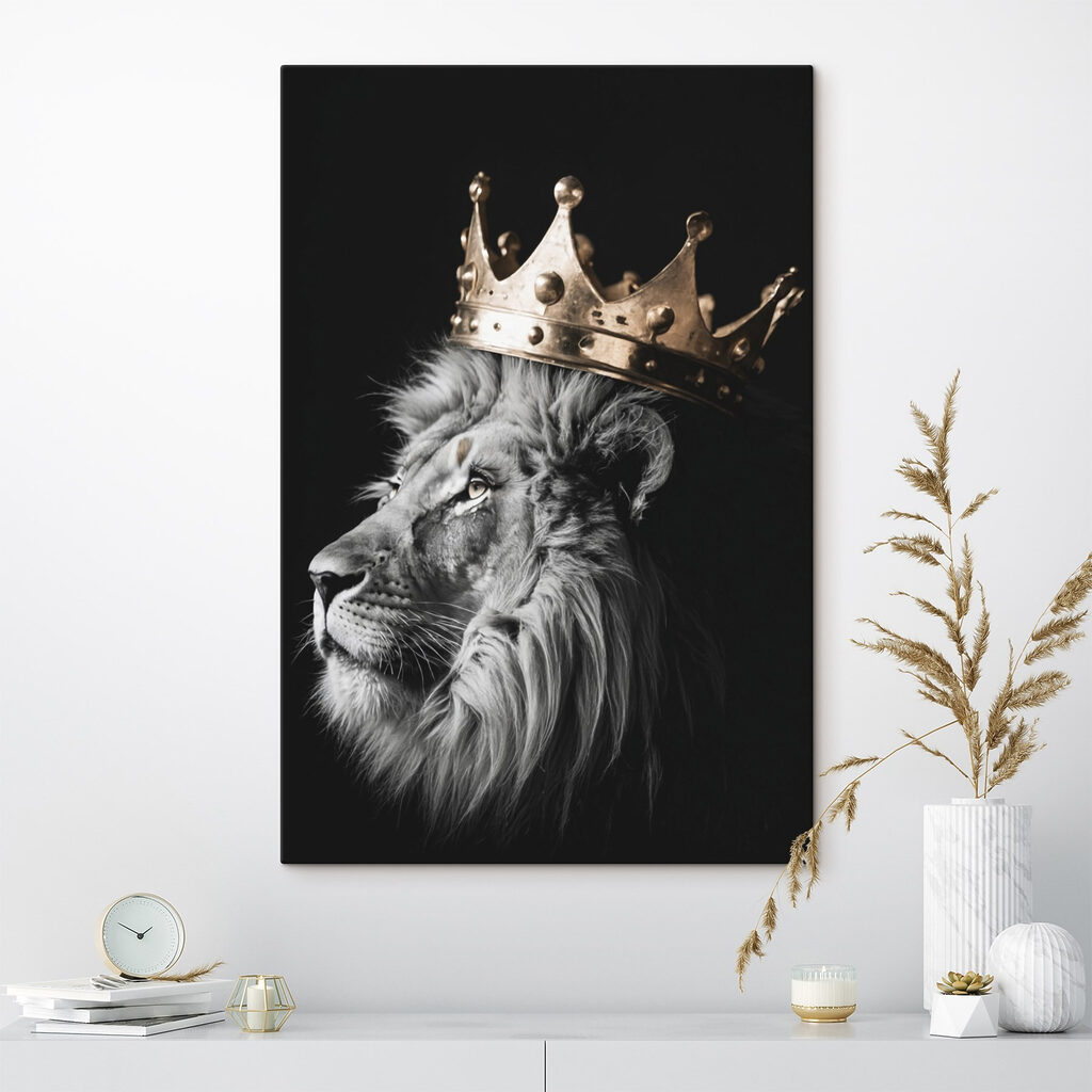 Lion couronné d’or dans un intérieur