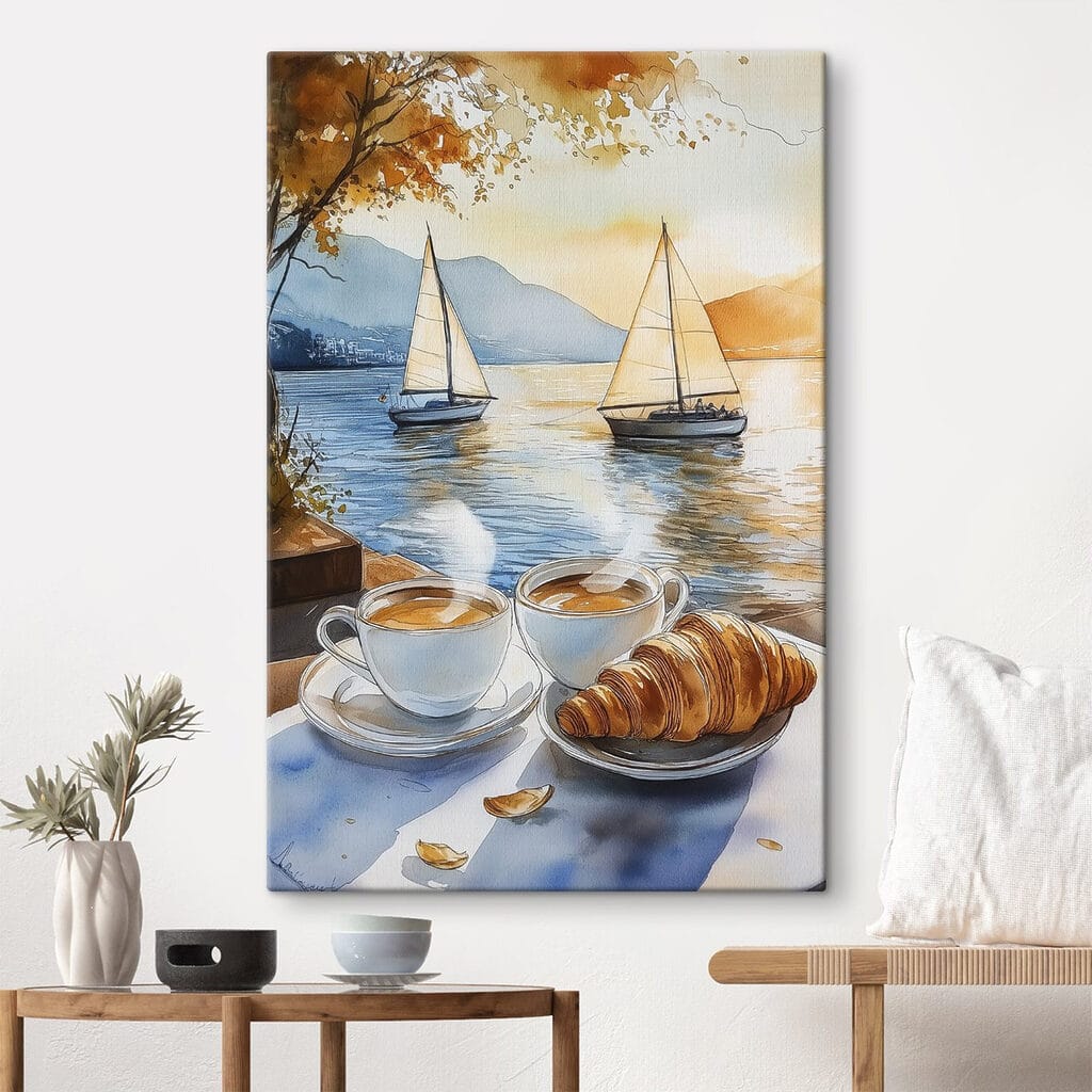 Croissant et deux voiliers dans un intérieur