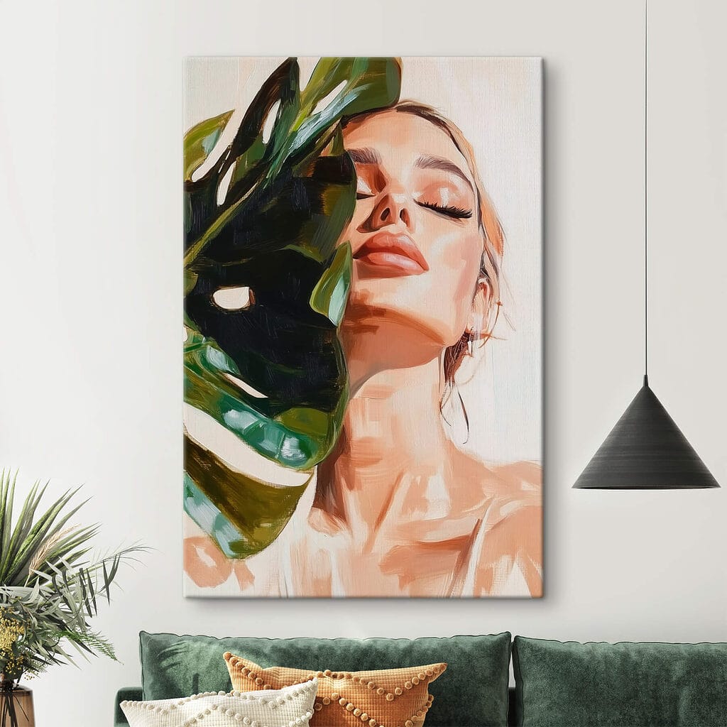 Femme derrière un monstera dans un intérieur