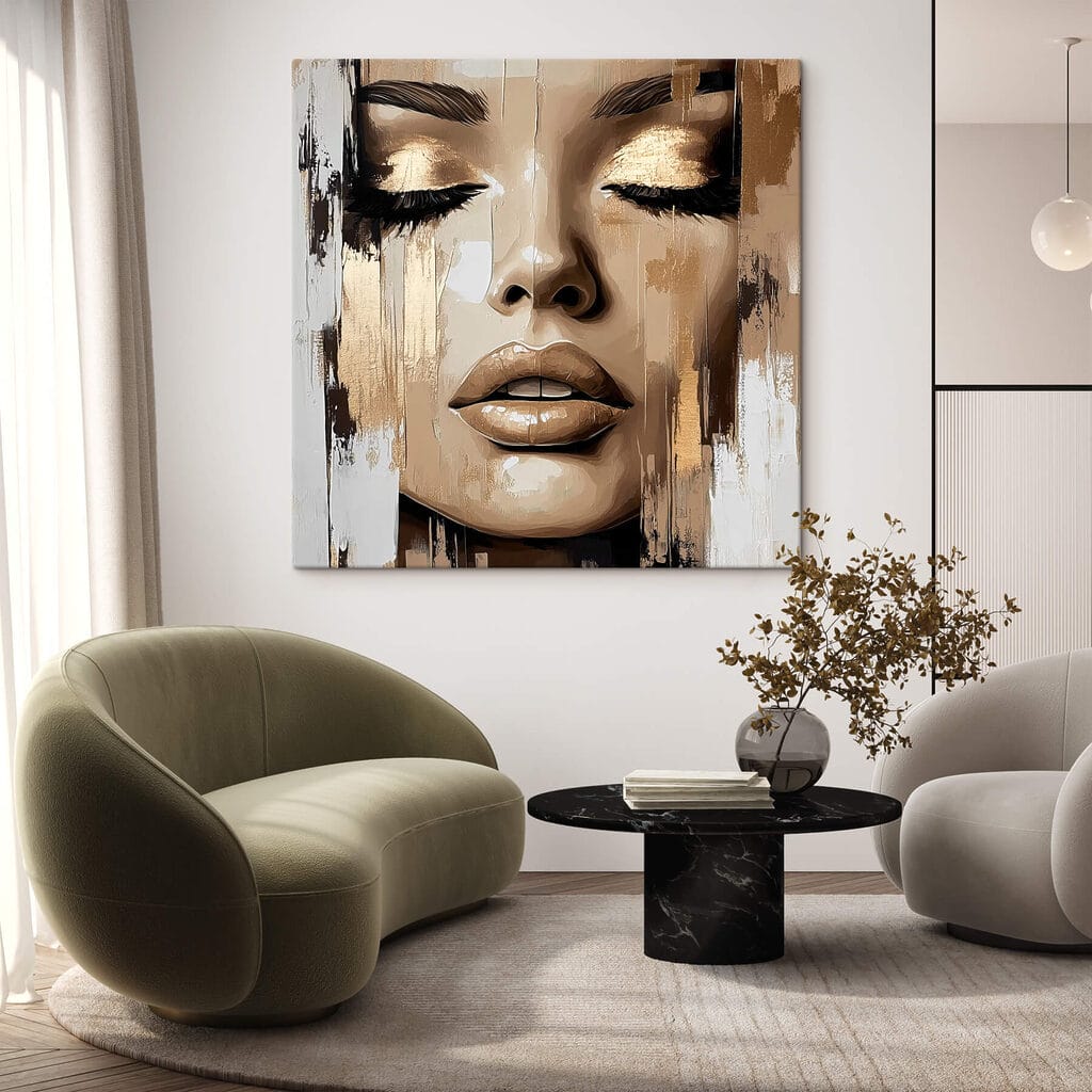 Yeux clos en beige dans un intérieur