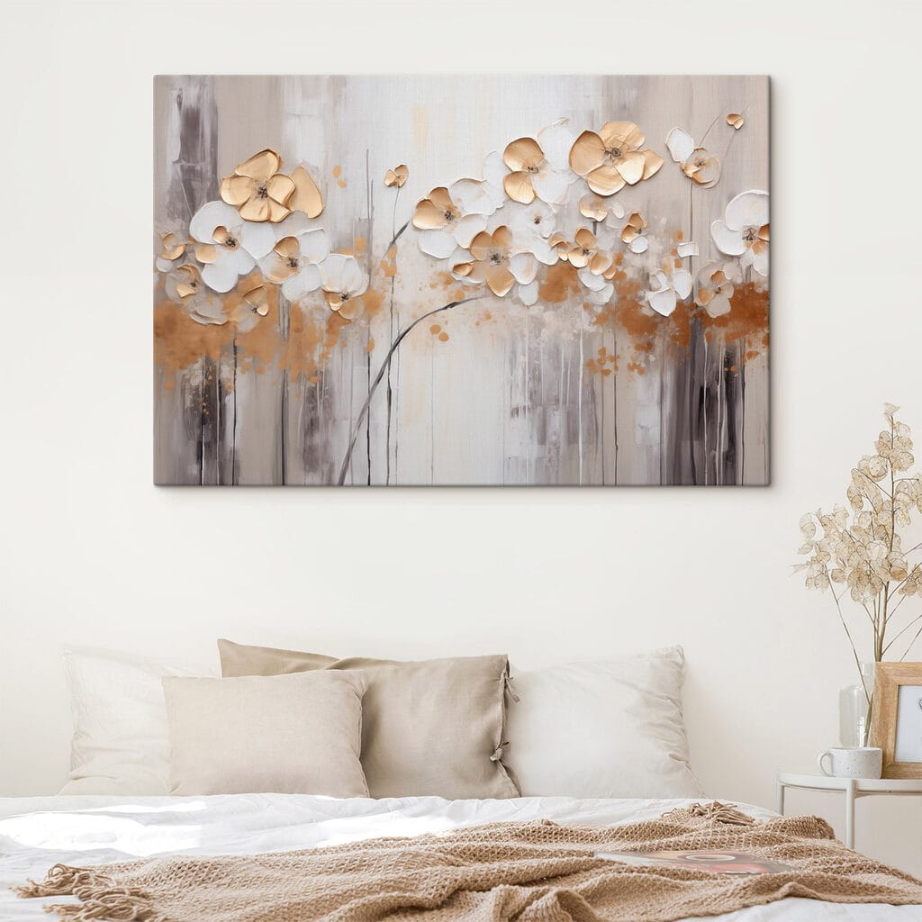 Floraison blanche et dorée dans un intérieur