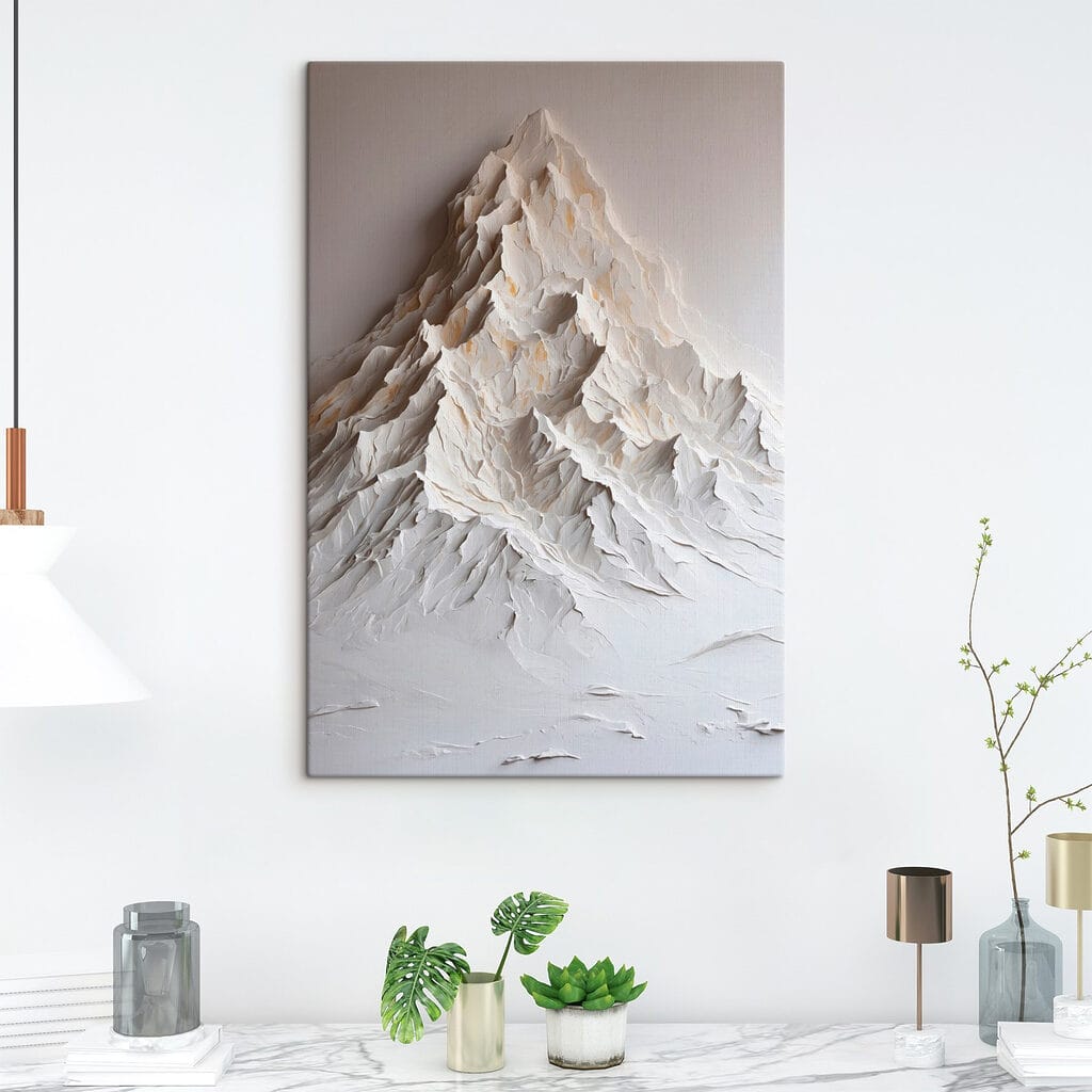 Montagne blanche plissée dans un intérieur