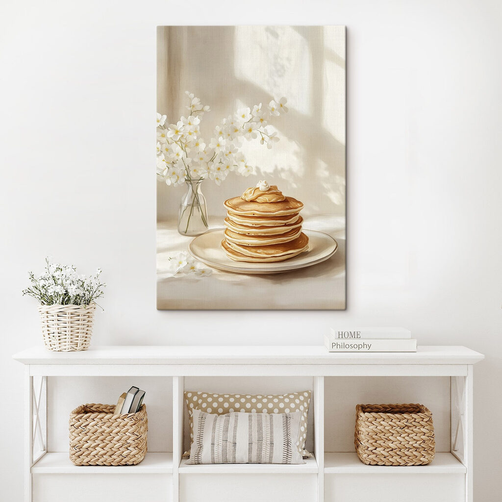 Pancakes et fleurs blanches dans un intérieur