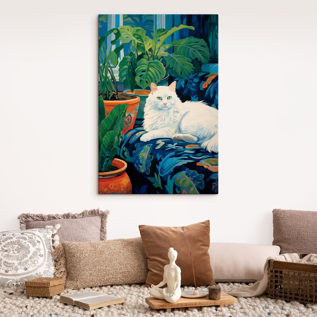 Chat blanc et feuillage — intérieur 2