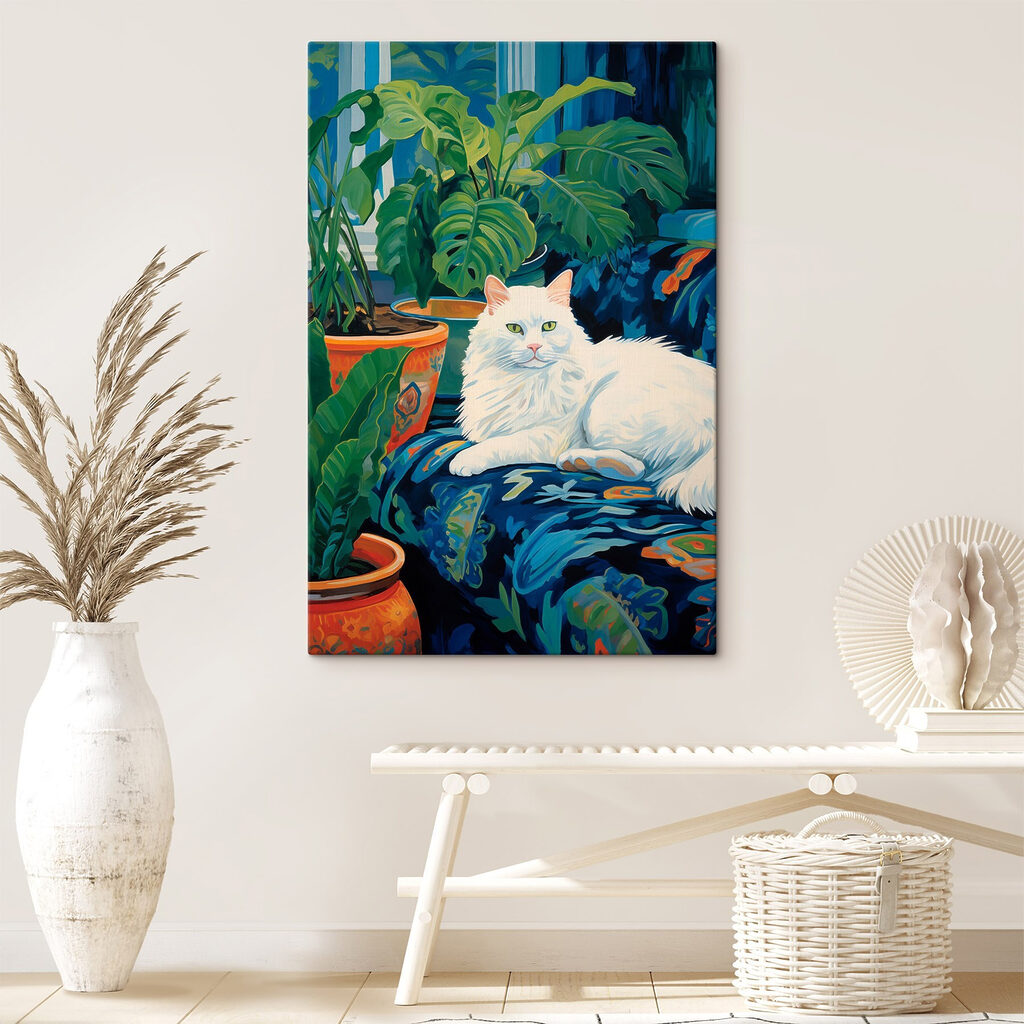 Chat blanc et feuillage — intérieur 1