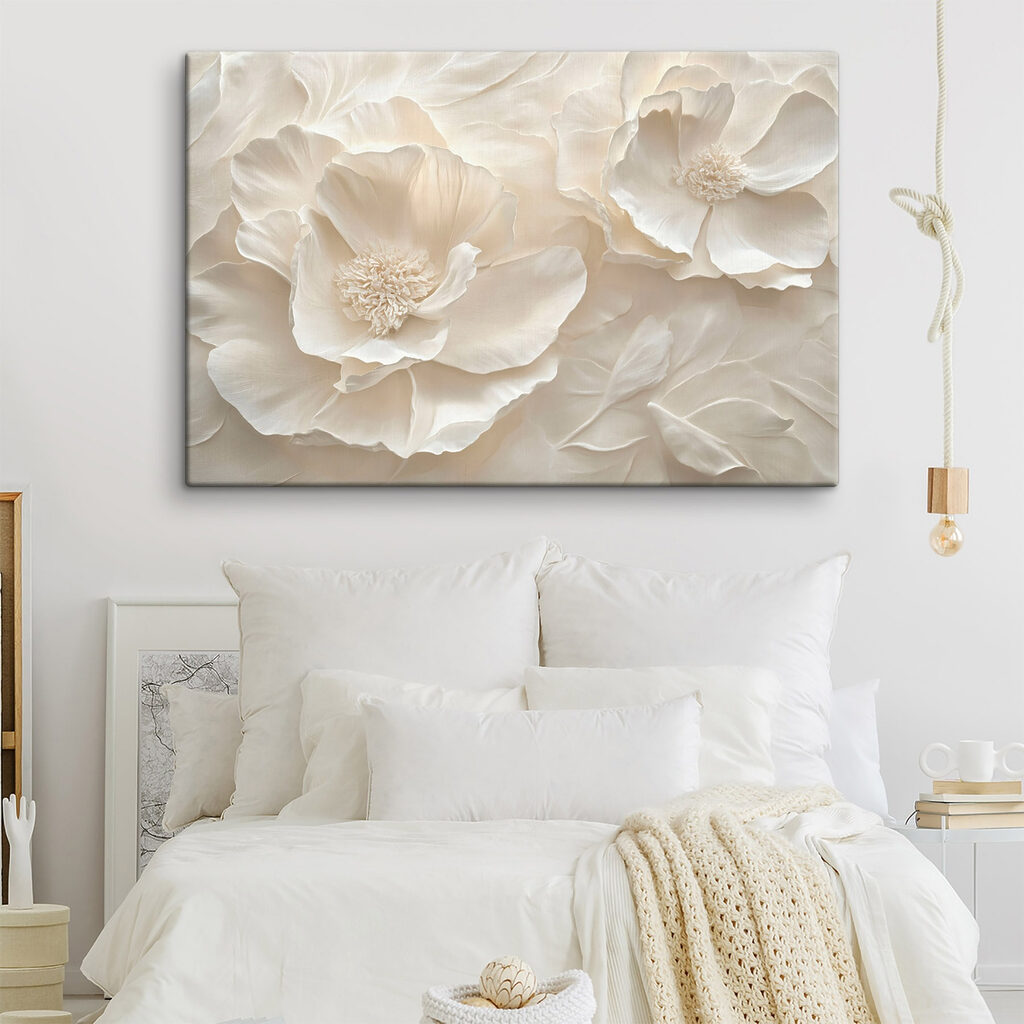 Fleurs crème ondoyantes dans un intérieur