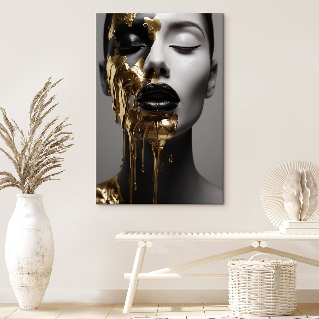 Visage strié d’or dans un intérieur