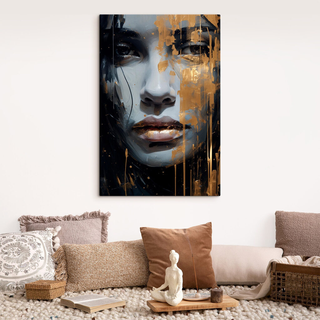 Regard sombre, éclats d’or dans un intérieur