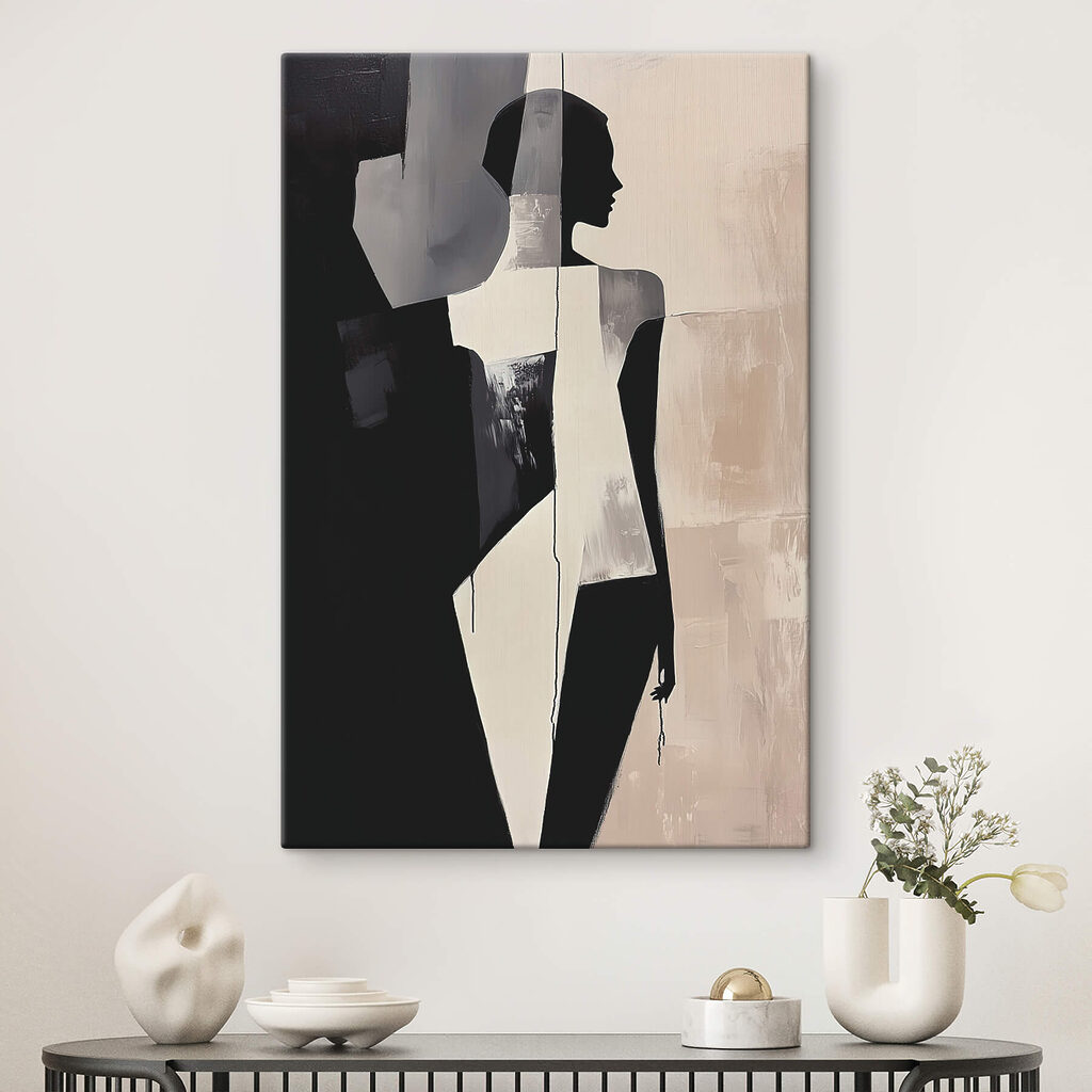 Silhouette féminine épurée dans un intérieur
