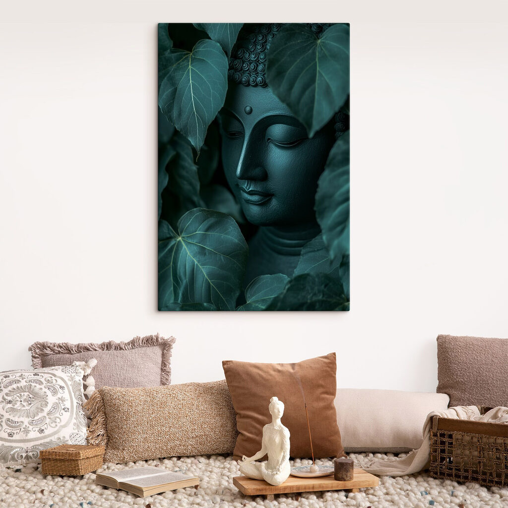 Bouddha aux grandes feuilles dans un intérieur