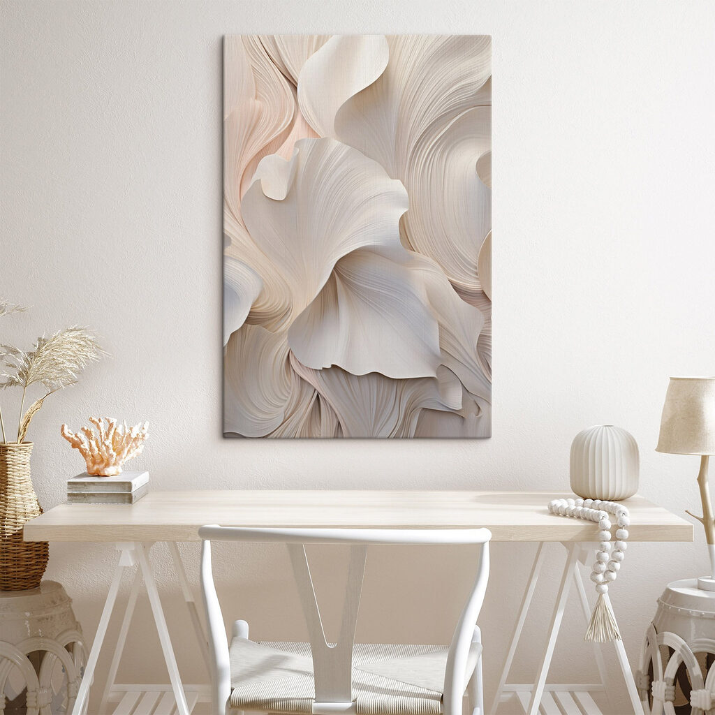 Pétales crème en volutes dans un intérieur