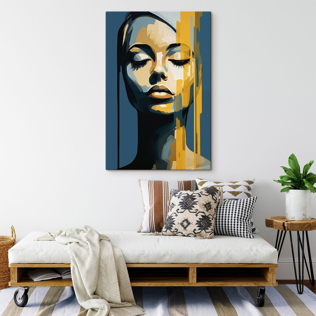 Visage doré, bleu nuit dans un intérieur