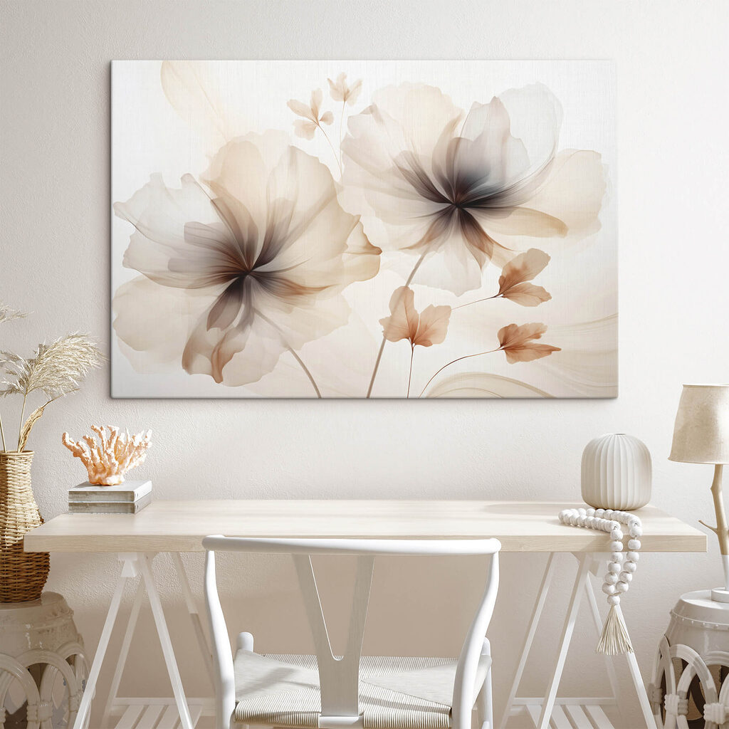 Fleurs pâles et diaphanes dans un intérieur