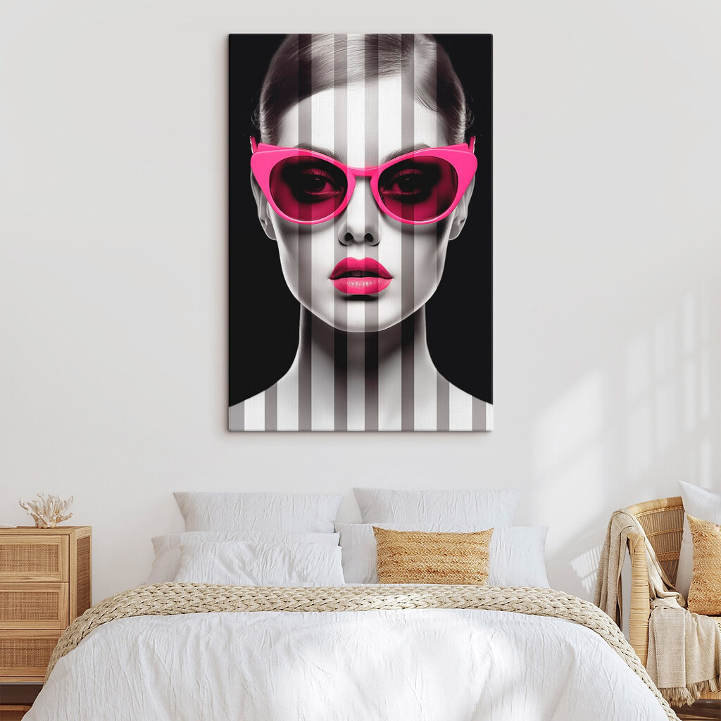 Lunettes roses et rayures dans un intérieur