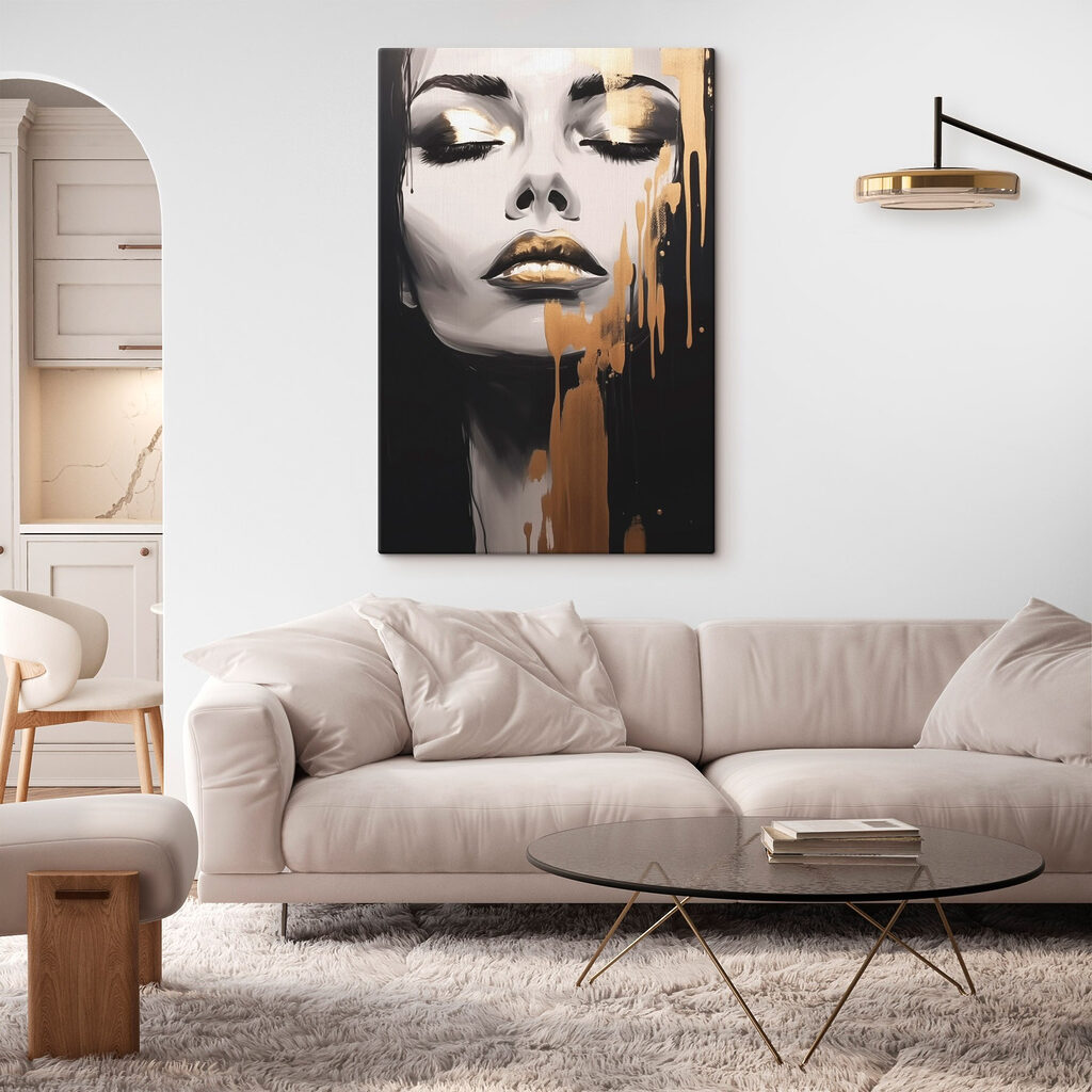 Yeux clos et dorures dans un intérieur