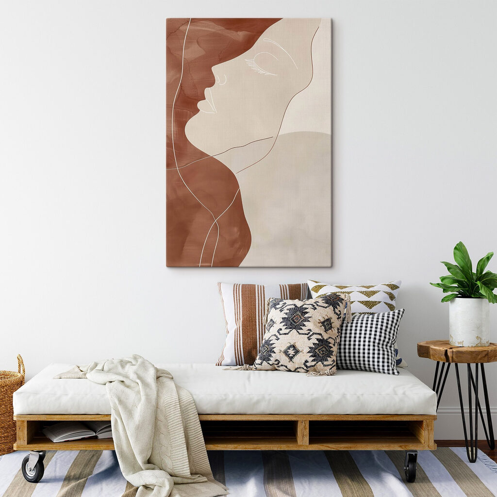 Visage levé en terracotta dans un intérieur