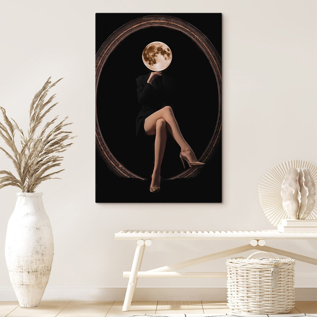 Femme coiffée de lune dans un intérieur