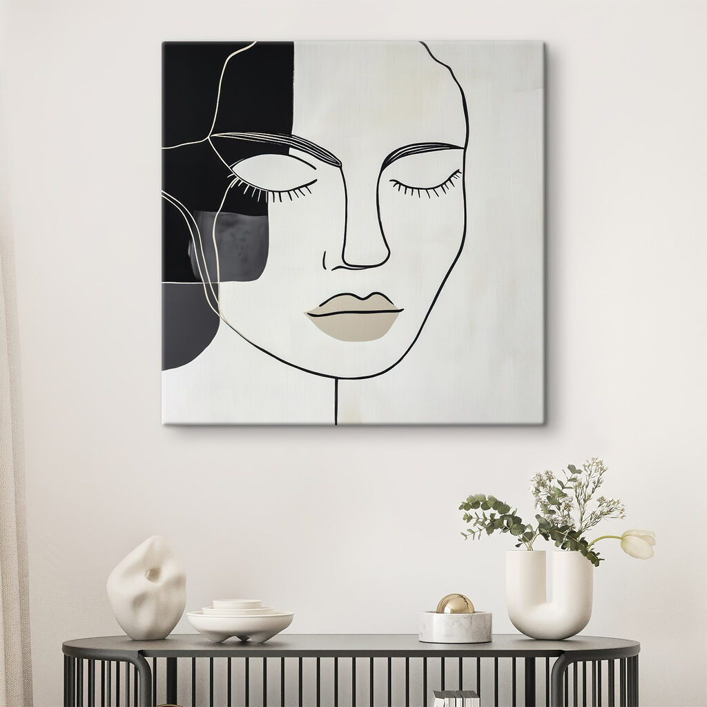 Visage aux lèvres beiges dans un intérieur