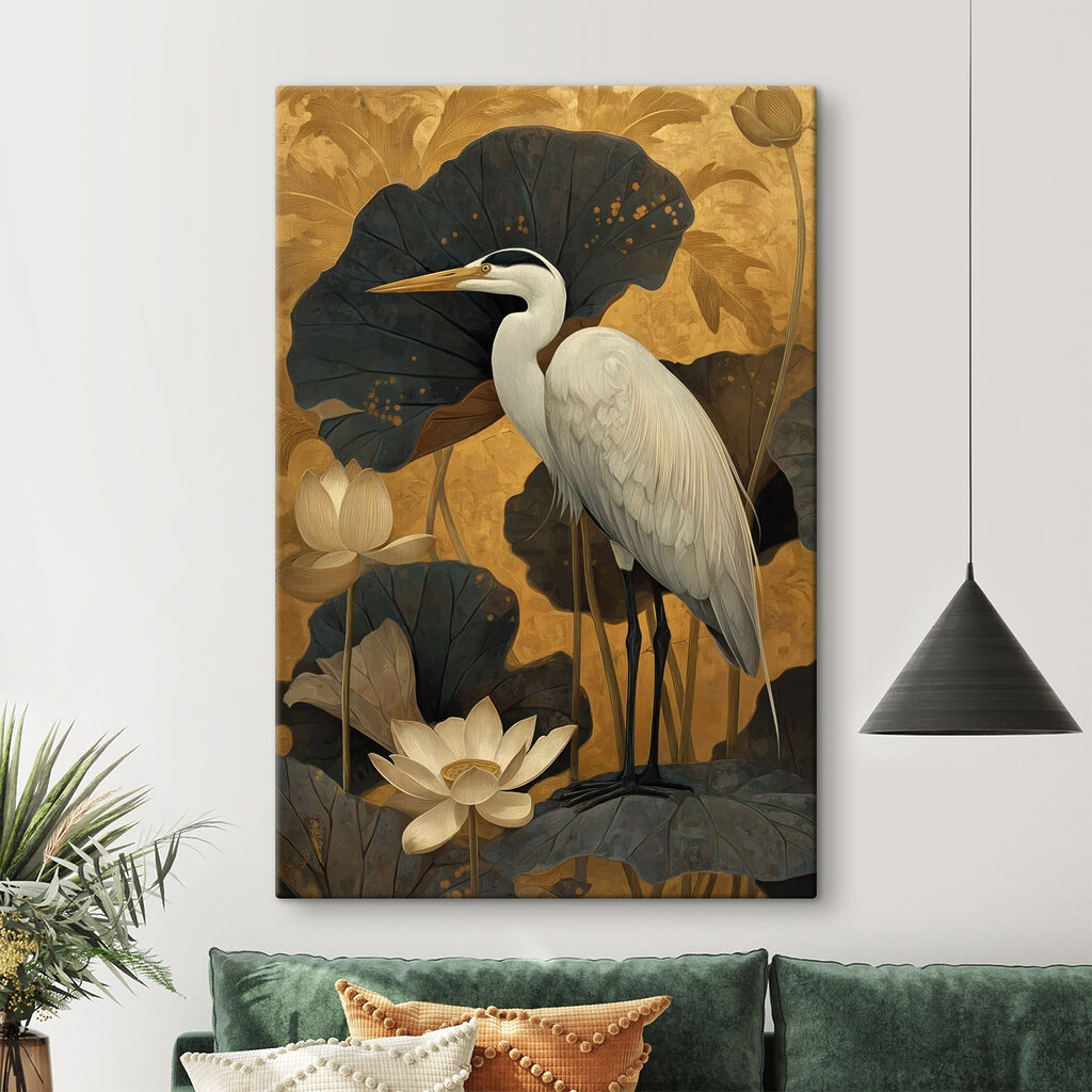 Héron et lotus dorés dans un intérieur