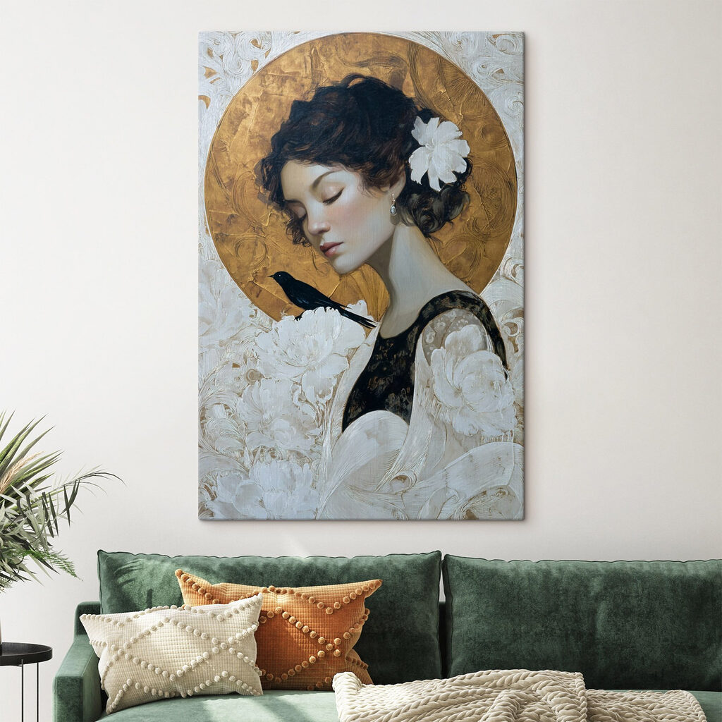 Femme à l’oiseau noir dans un intérieur