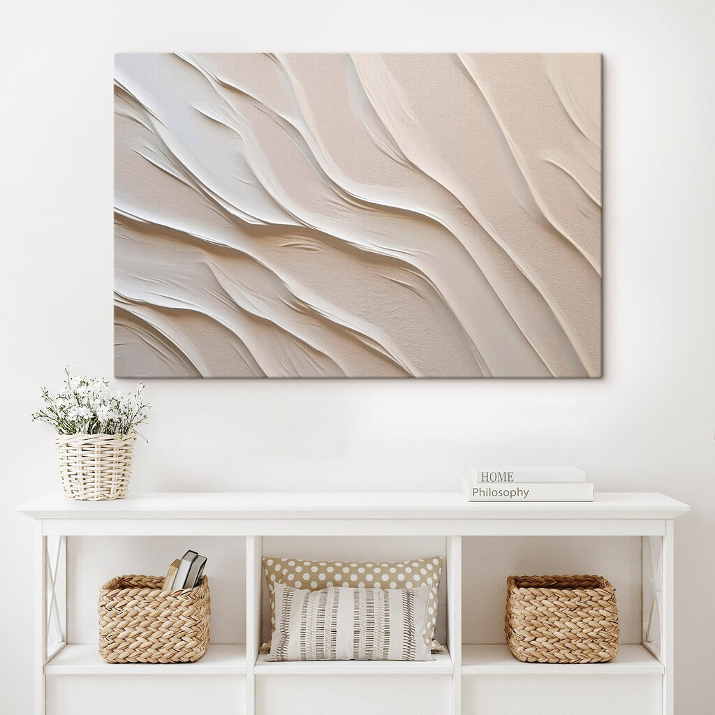 Couches blanches et sable dans un intérieur