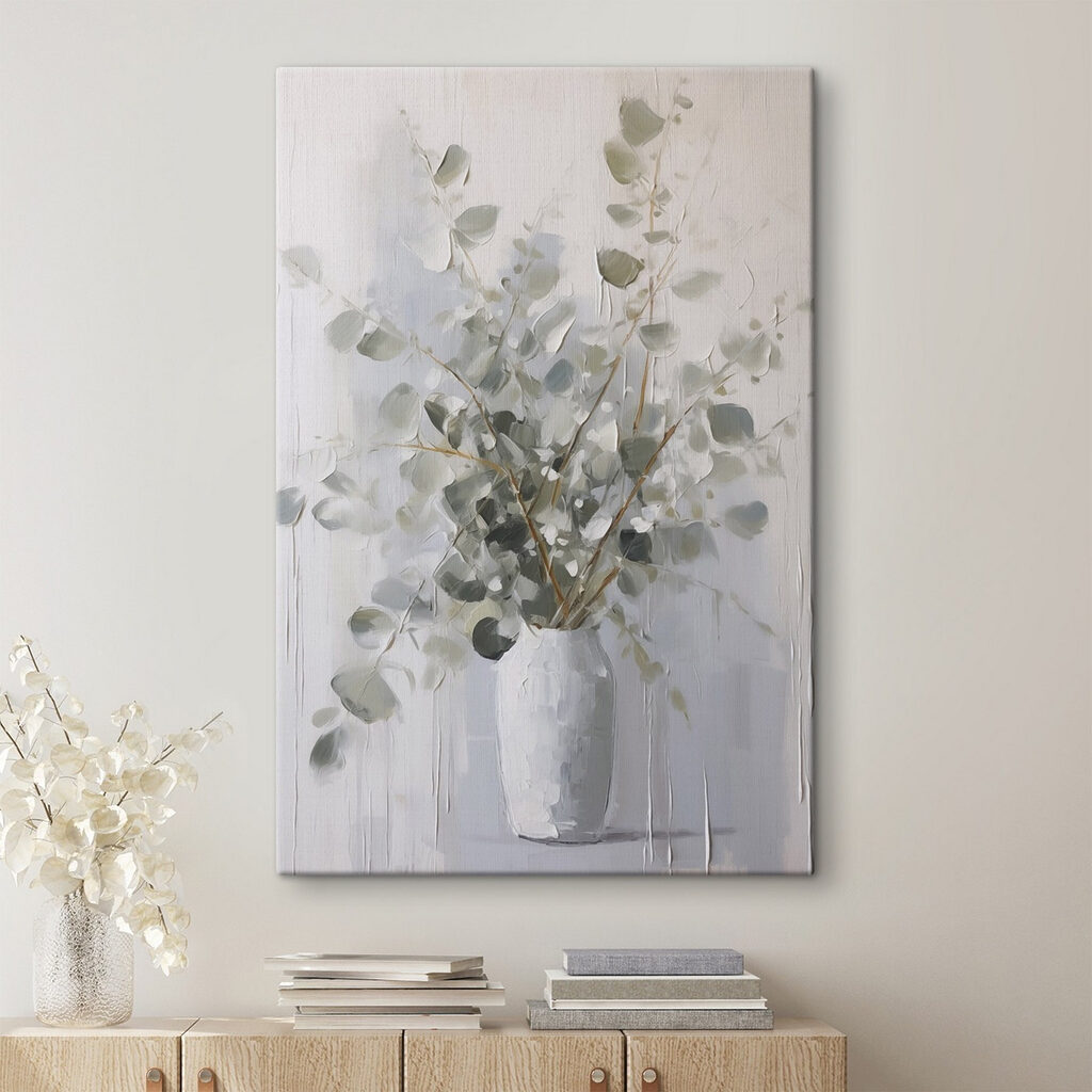 Vase aux rameaux gris-vert dans un intérieur