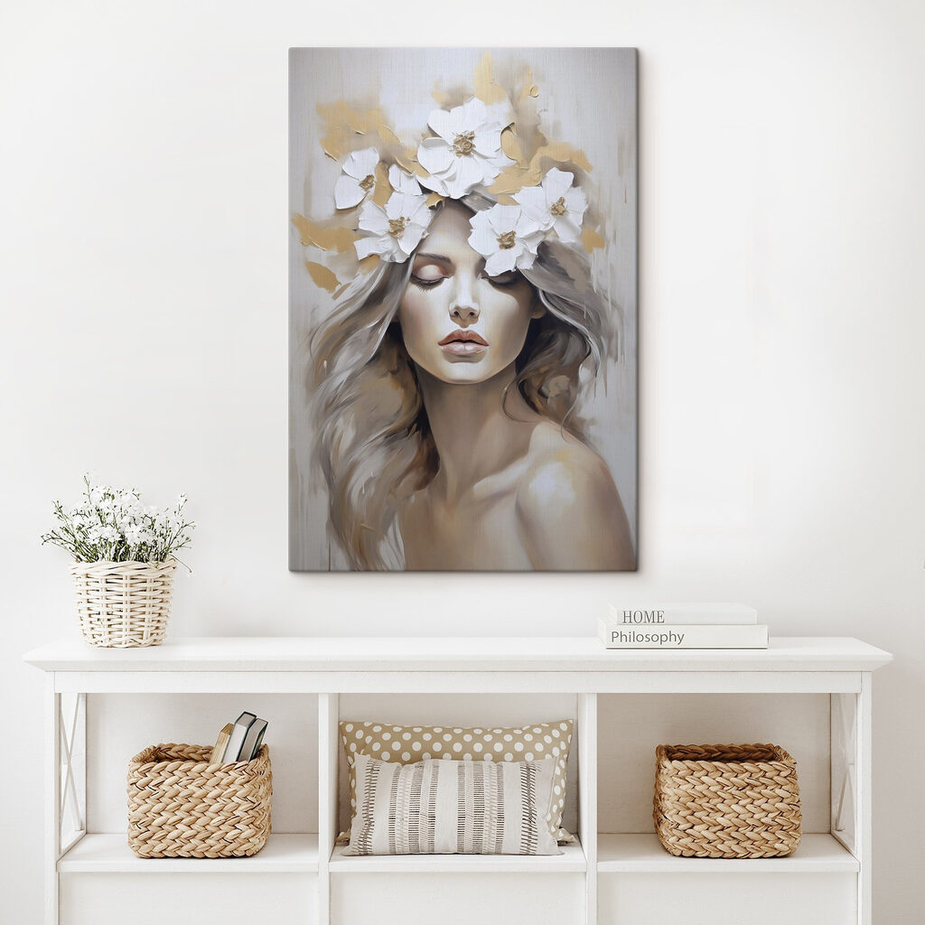 Chevelure aux fleurs blanches dans un intérieur