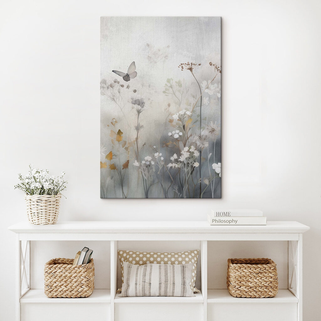 Papillon pâle des prés dans un intérieur