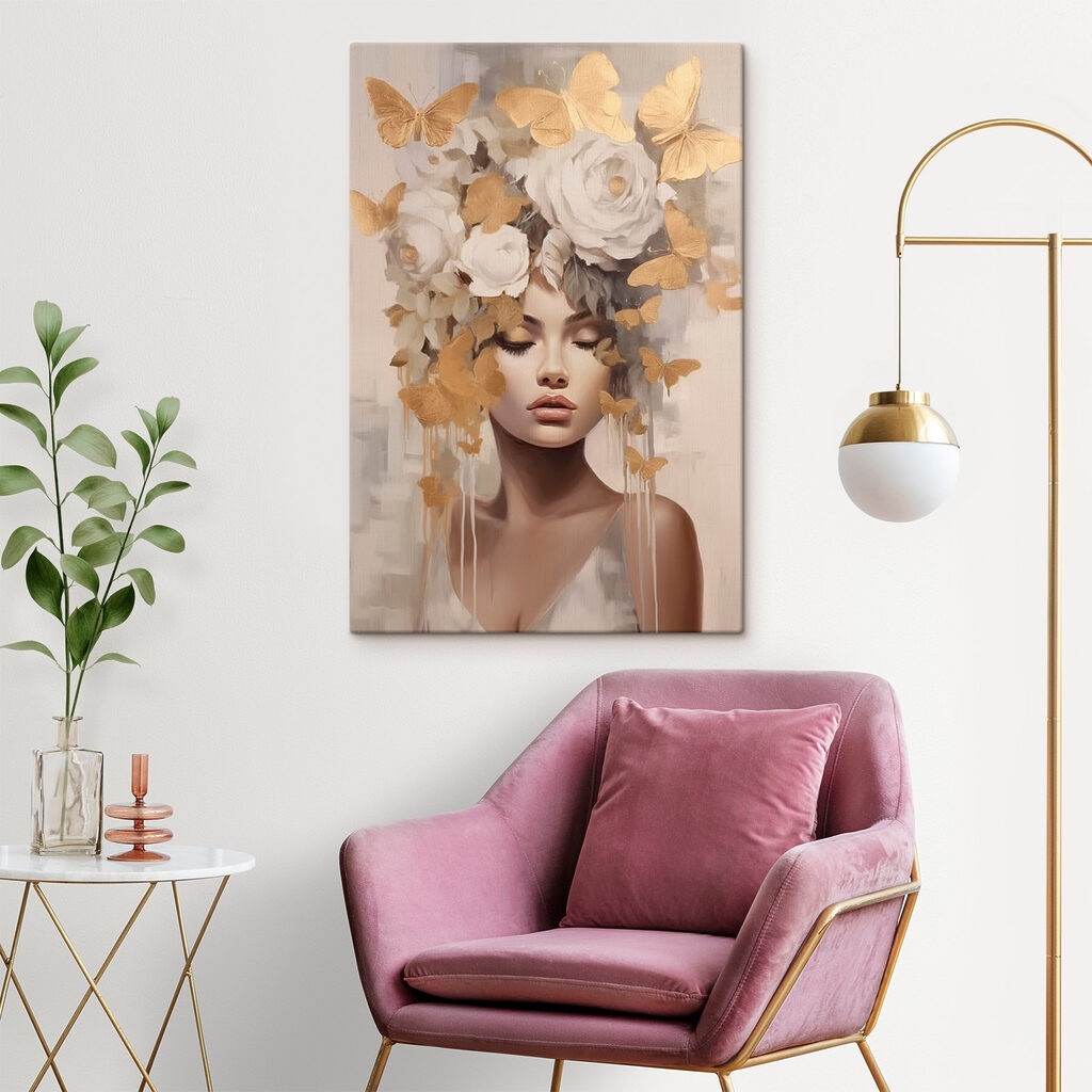 Couronne aux papillons dorés dans un intérieur